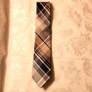 NEW.  TOMMY HILFIGER MEN'S NECK TIE.  58% SILK & 42% POLYESTER.  NWOT